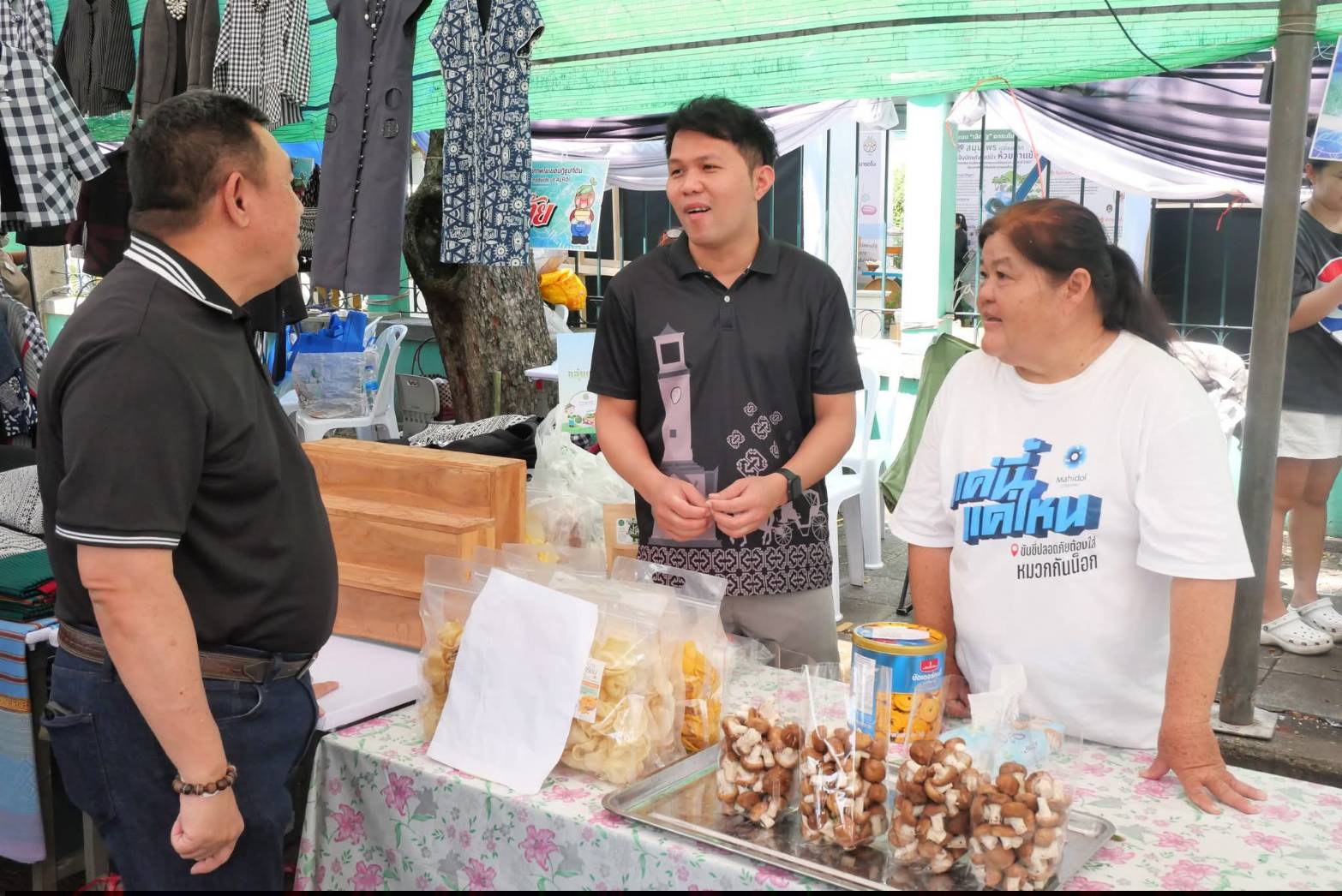 title - เลขาธิการ ส.ป.ก. เยี่ยมทักทายเกษตรกรและซื้อสินค้าในบรรยากาศวันสุดท้ายของการออกร้านขายสินค้า จากเขตปฏิรูปที่ดิน ส่งท้ายงานครบรอบ 51 ปี ส.ป.ก. ณ สำนักงานการปฏิรูปที่ดินเพื่อเกษตรกรรม